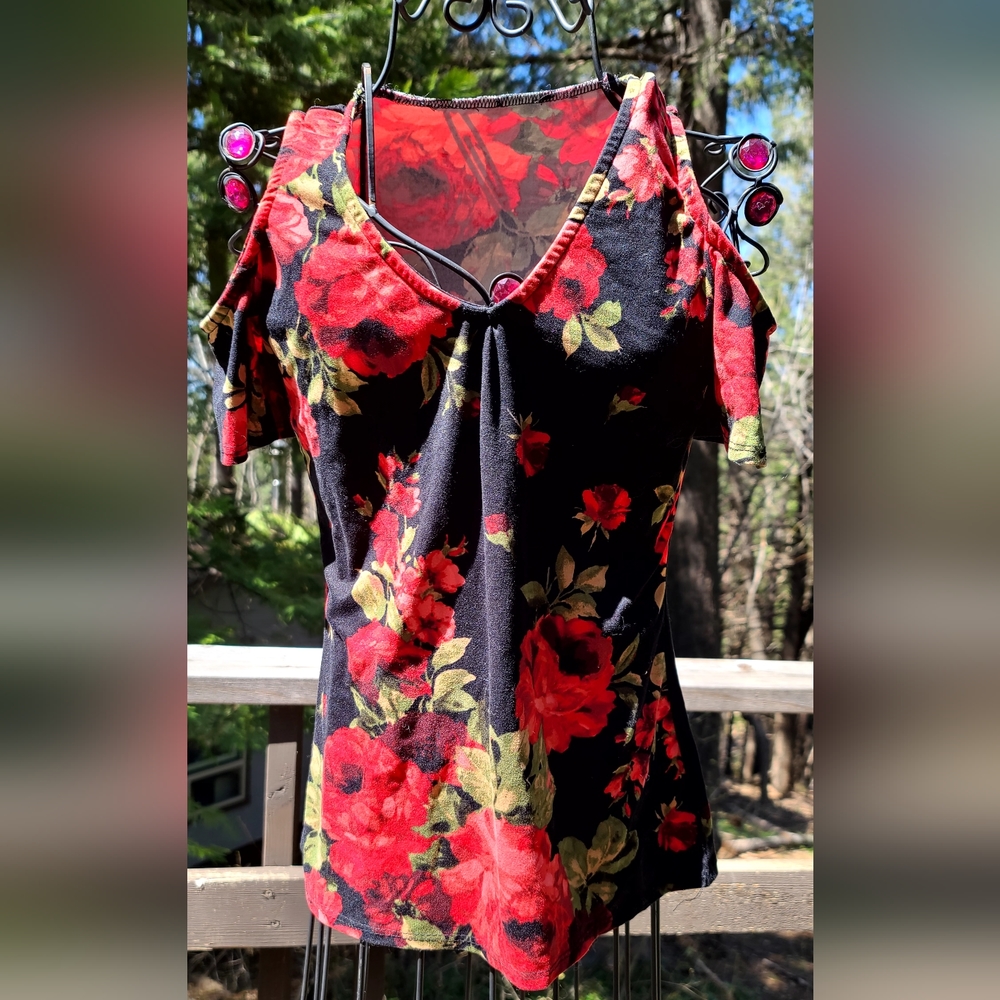 Gorgeous handmade VERY stretchy cold shoulder black rose top szS - Picture 2 of 5